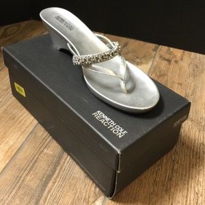 Preowned Kenneth Cole Reaction Chromo-Zone S9 silver sandals size 8